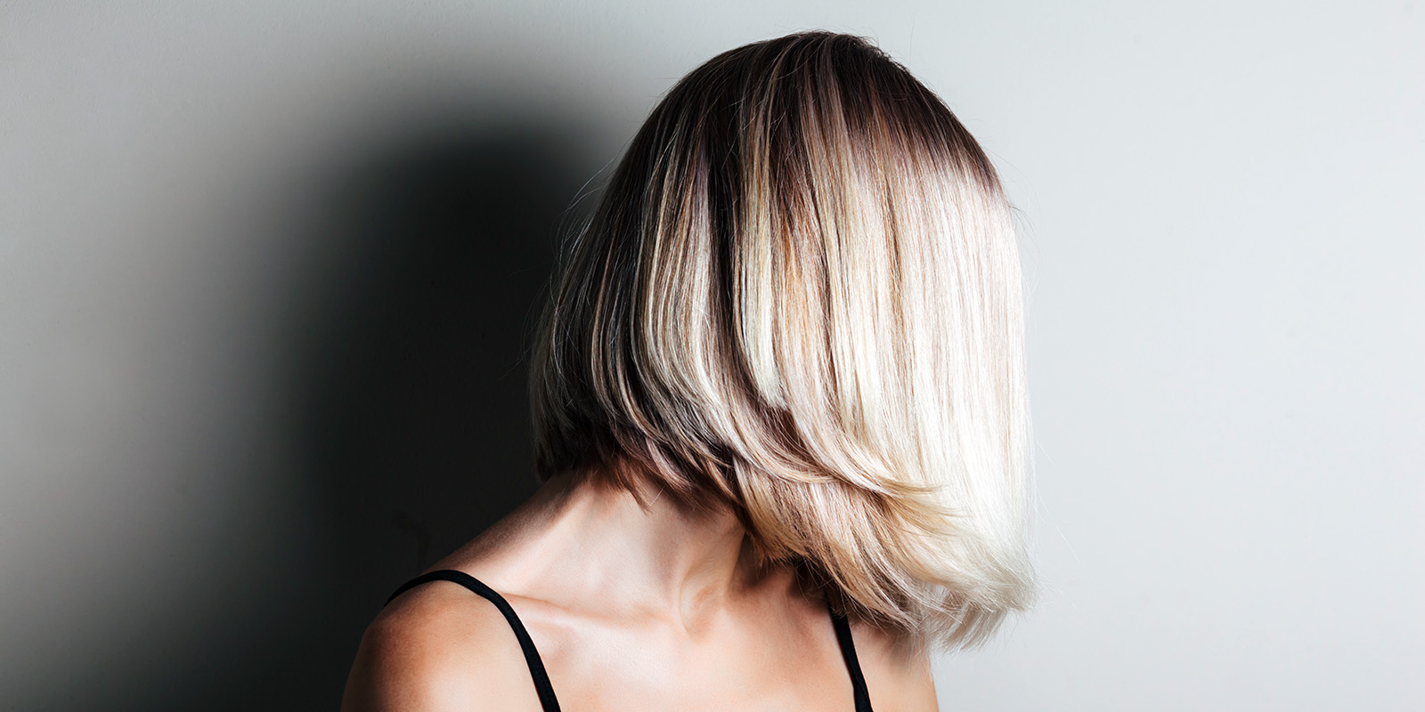 Frau mit blonden halblangen Haaren, frisch geschnitten.